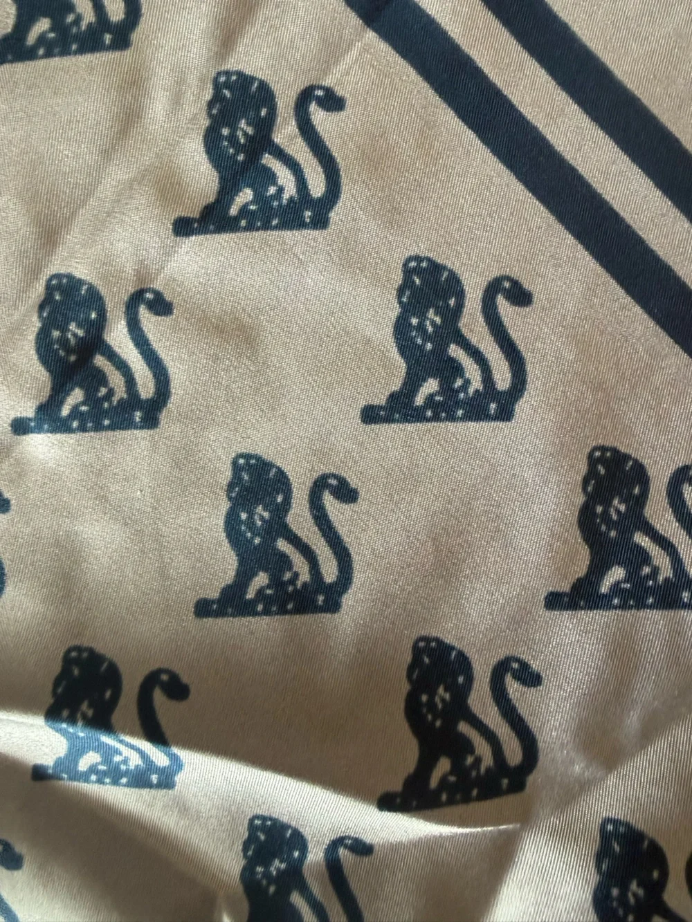 NEW Rivetz of Boston 100% Silk Purple Heraldic Lion Scarf 30”